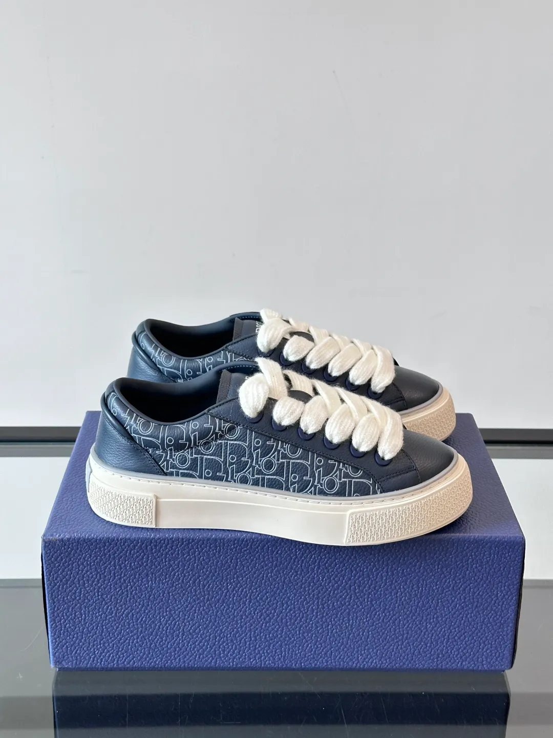 Men's men's shoes 💰p440 "Dio～r" 🆕This B33 sneaker is a new interpretation of the classic tennis shoe, with a fashionable silhouette that highlights a heavy texture. Crafted from cow leather with Oblique print, it's unique with a padded tongue embellished with the Dior signature, wide mohair laces and tonal brass eyelets with a matte finish. Rubber sole with Oblique print effect, enhanced by a contrasting Dior 30 Avenue Montaigne signature on the rear. It adds a stylish touch to a casual look.  Size: 38-44 (45 customized)